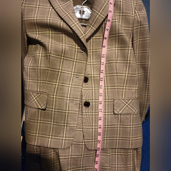 170. Tahari skirt set - Picture 2 of 6